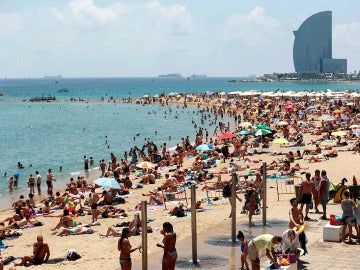 La playa de la Barceloneta plagada de bañistas