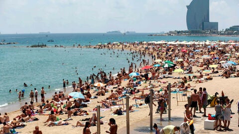 La playa de la Barceloneta plagada de ba&ntilde;istas