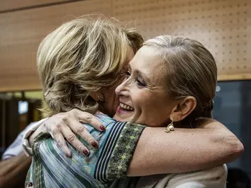 Aguirre y Cifuentes se funden en un abrazo Aguirre y Cifuentes se funden en un abrazo