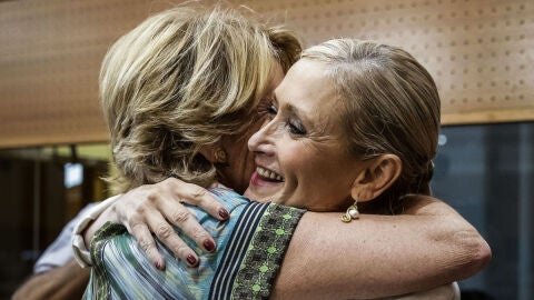 Aguirre y Cifuentes se funden en un abrazo