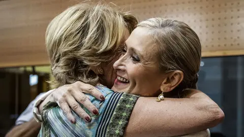 Aguirre y Cifuentes se funden en un abrazo Aguirre y Cifuentes se funden en un abrazo
