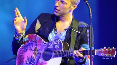 La primera guitarra acústica de Chris Martin se vende en Londres por 25.000 euros