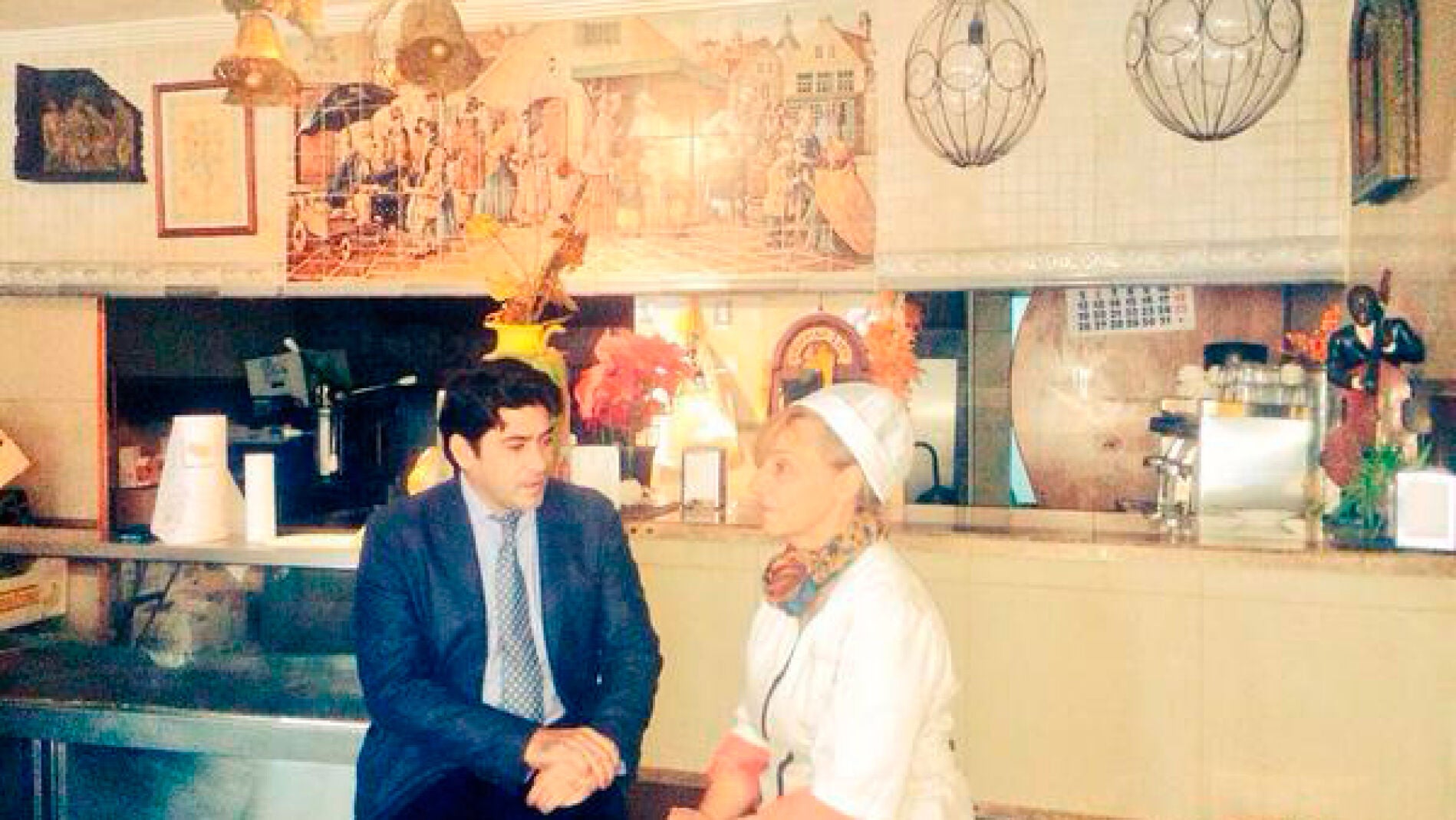 Joaquina Benavente junto al alcalde de Alcorc&oacute;n, David P&eacute;rez Garc&iacute;a