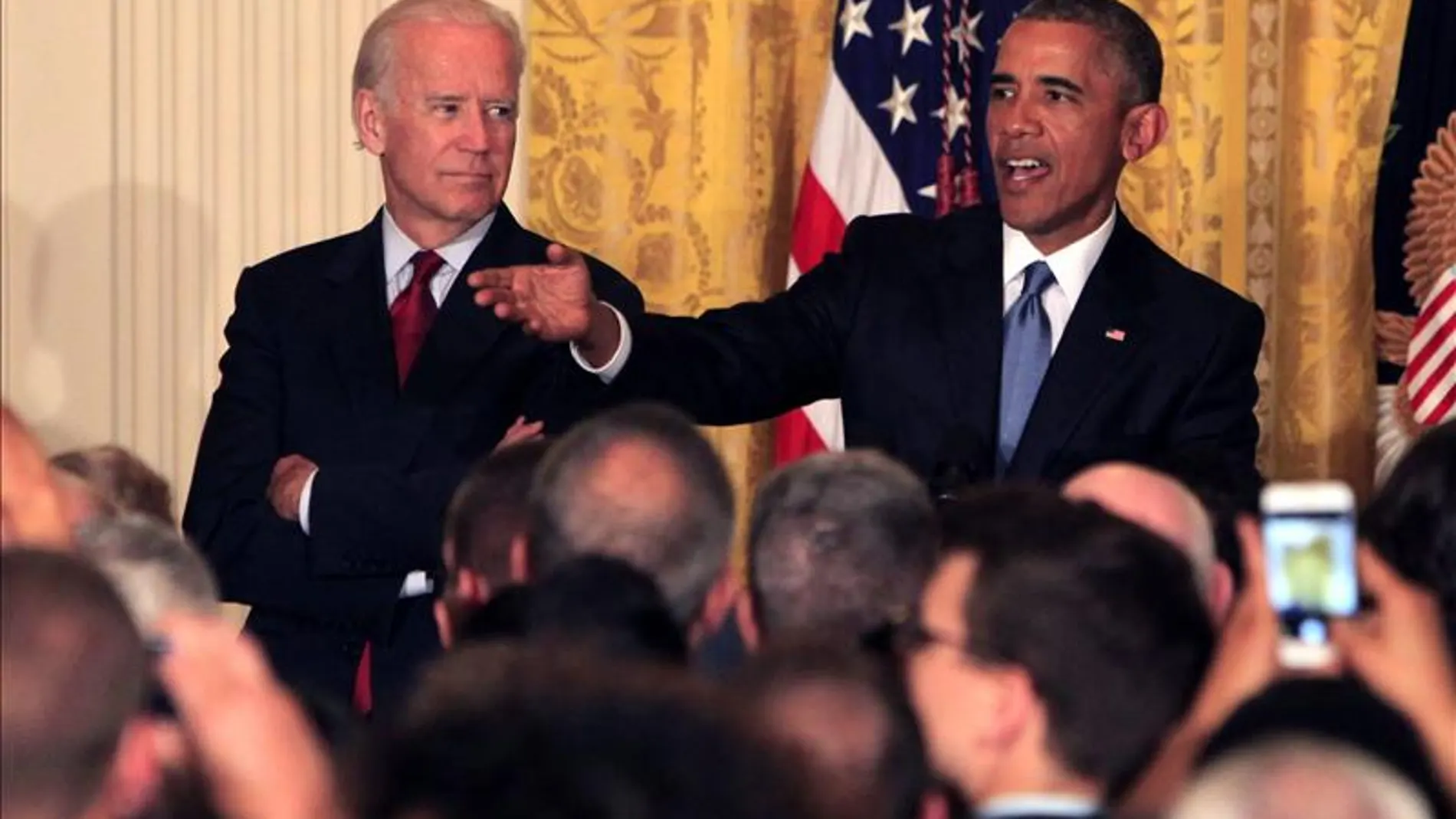 Momento en el que Obama pide que sea retirada una espectadora. Momento en el que Obama pide que sea retirada una espectadora.