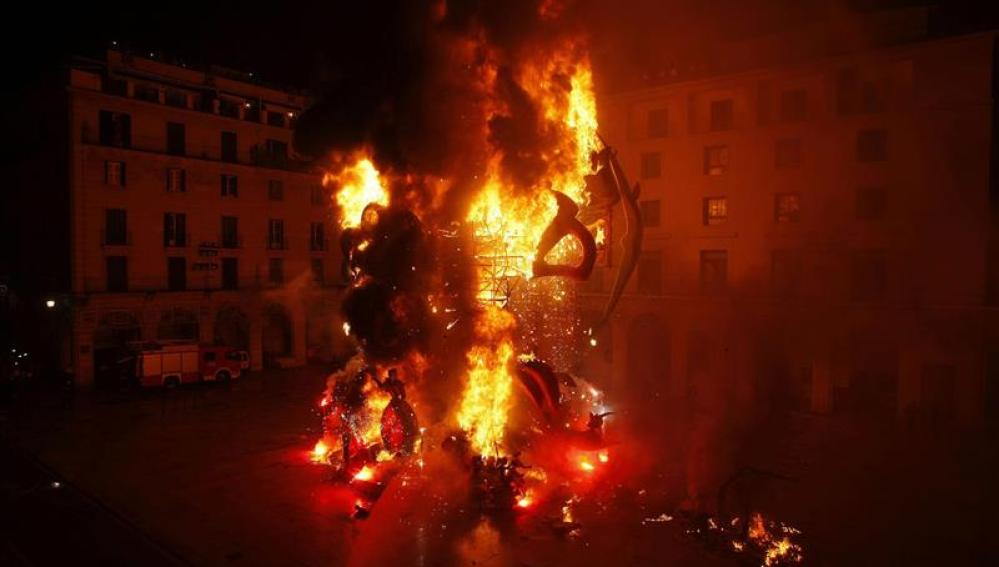 Noche de hogueras en Alicante.