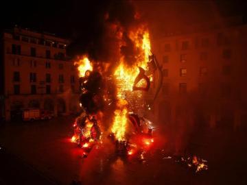 Noche de hogueras en Alicante.