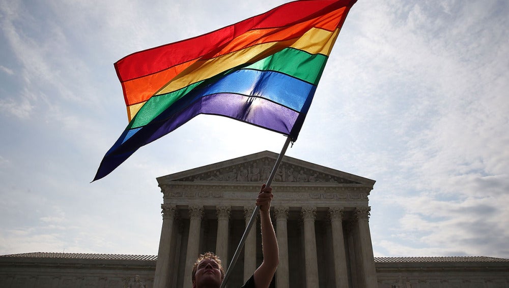 Un hombre ondea la bandera gay frente a la Corte Suprema de EEUU