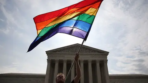 Un hombre ondea la bandera gay frente a la Corte Suprema de EEUU Un hombre ondea la bandera gay frente a la Corte Suprema de EEUU