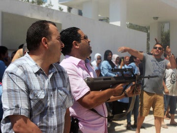 Miembros de seguridad acordonan la zona del ataque terrorista en los hoteles de Susa