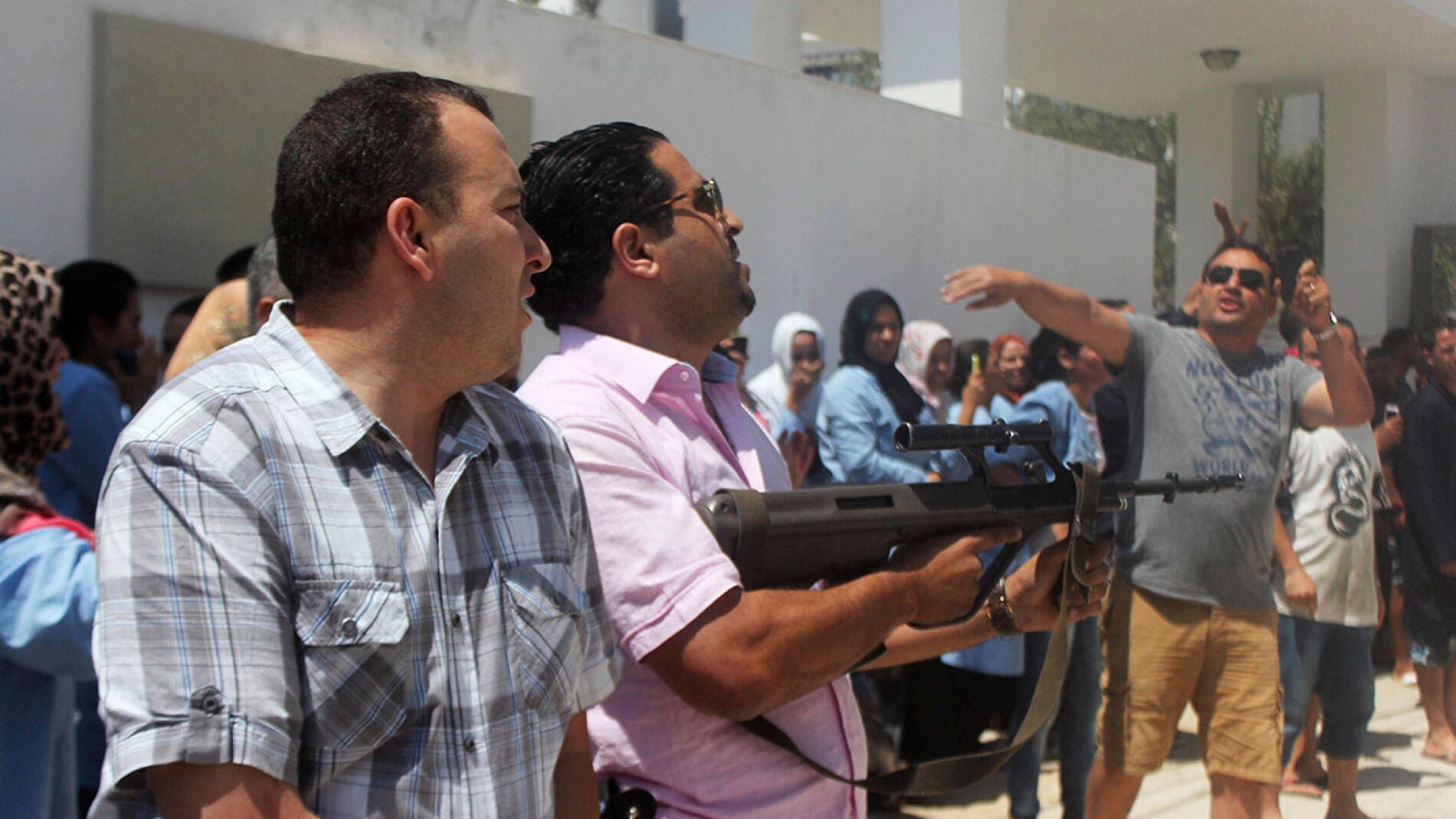 Miembros de seguridad acordonan la zona del ataque terrorista en los hoteles de Susa