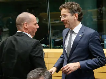 Jeroen Dijsselbloem conversa con Yanis Varufakis en Bruselas Jeroen Dijsselbloem conversa con Yanis Varufakis en Bruselas