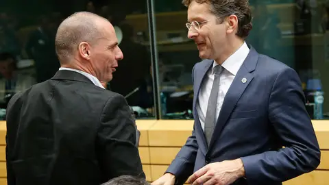 Jeroen Dijsselbloem conversa con Yanis Varufakis en Bruselas Jeroen Dijsselbloem conversa con Yanis Varufakis en Bruselas