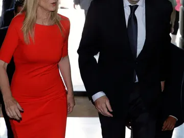 Rajoy entra en la Real Casa de Correos de la Puerta del Sol junto a Cifuentes Rajoy entra en la Real Casa de Correos de la Puerta del Sol junto a Cifuentes