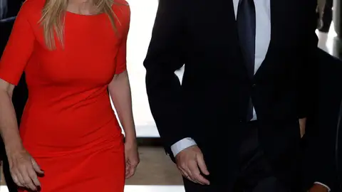 Rajoy entra en la Real Casa de Correos de la Puerta del Sol junto a Cifuentes Rajoy entra en la Real Casa de Correos de la Puerta del Sol junto a Cifuentes