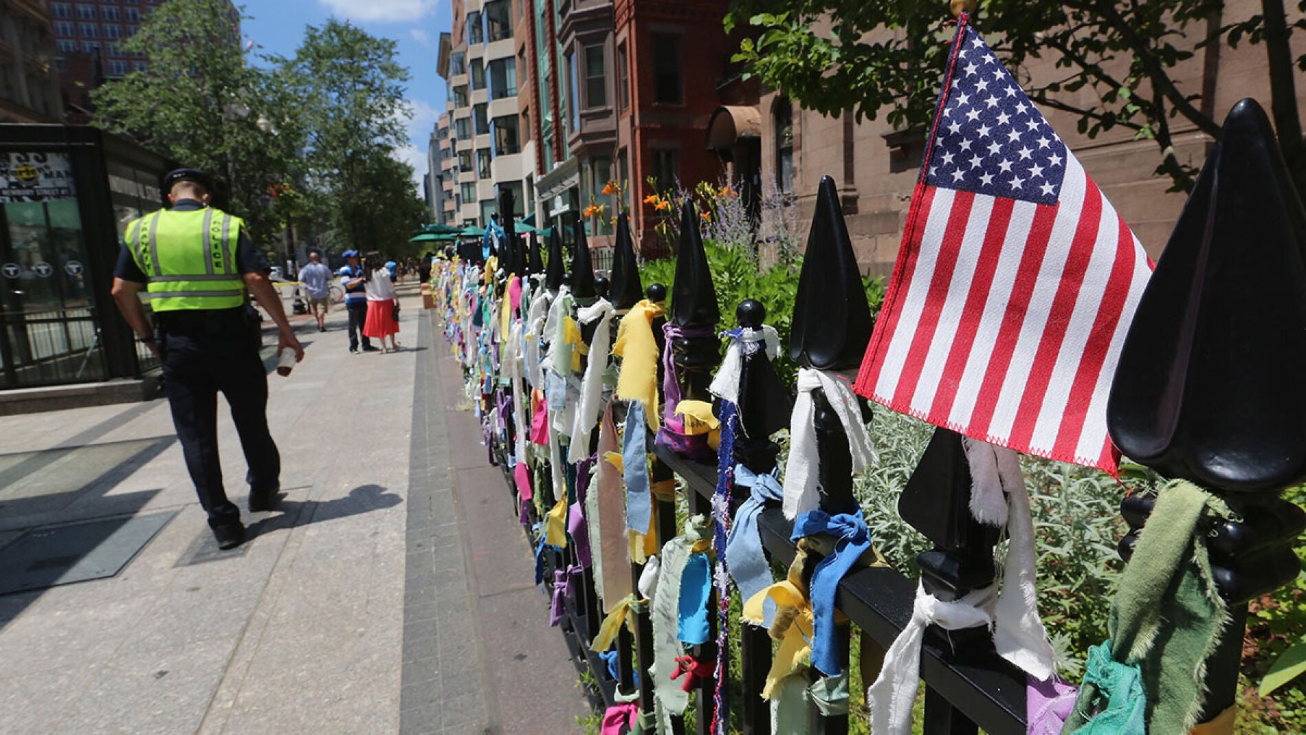 Un polic&iacute;a patrulla por Boston el pasado 4 de julio
