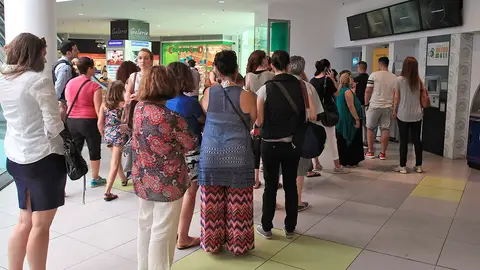 Colas en Grecia para retirar efectivo Colas en Grecia para retirar efectivo