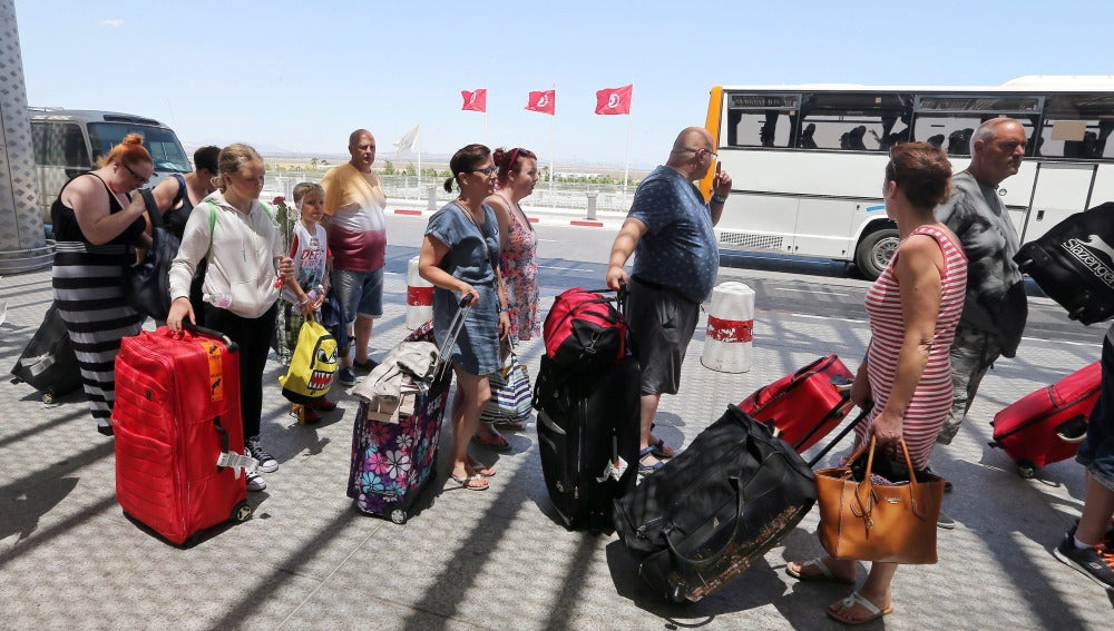 Cerca de 2.500 turistas abandonan a la carrera Túnez tras el atentado