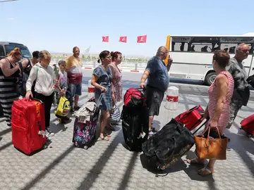 Cerca de 2.500 turistas abandonan a la carrera Túnez tras el atentado Cerca de 2.500 turistas abandonan a la carrera Túnez tras el atentado
