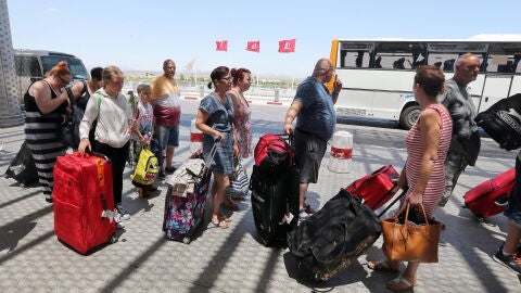 Cerca de 2.500 turistas abandonan a la carrera T&uacute;nez tras el atentado