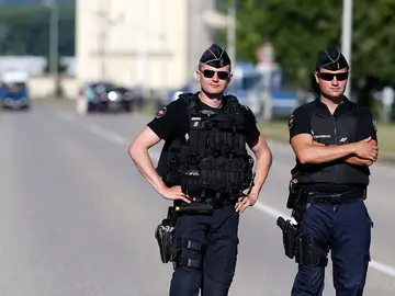 Dos agentes franceses n los alrededores de la fábrica en Isere en Saint-Quentin-Fallavier Dos agentes franceses n los alrededores de la fábrica en Isere en Saint-Quentin-Fallavier