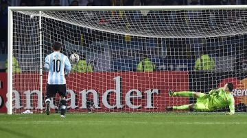 Messi anota su penalti ante Colombia