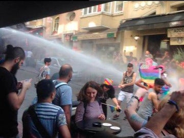 La Policía turca dispersa con balas de goma y cañones de agua el desfile del Orgullo Gay en Estambul