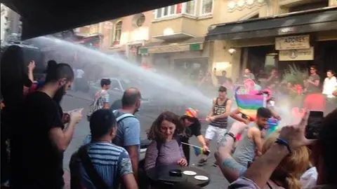 La Policía turca dispersa con balas de goma y cañones de agua el desfile del Orgullo Gay en Estambul La Policía turca dispersa con balas de goma y cañones de agua el desfile del Orgullo Gay en Estambul