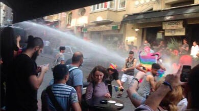 La Policía turca dispersa con balas de goma y cañones de agua el desfile del Orgullo Gay en Estambul