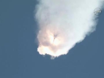 Explosión de la nave espacial SpaceX Falcon 9 en pleno despegue