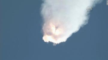 Explosión de la nave espacial SpaceX Falcon 9 en pleno despegue