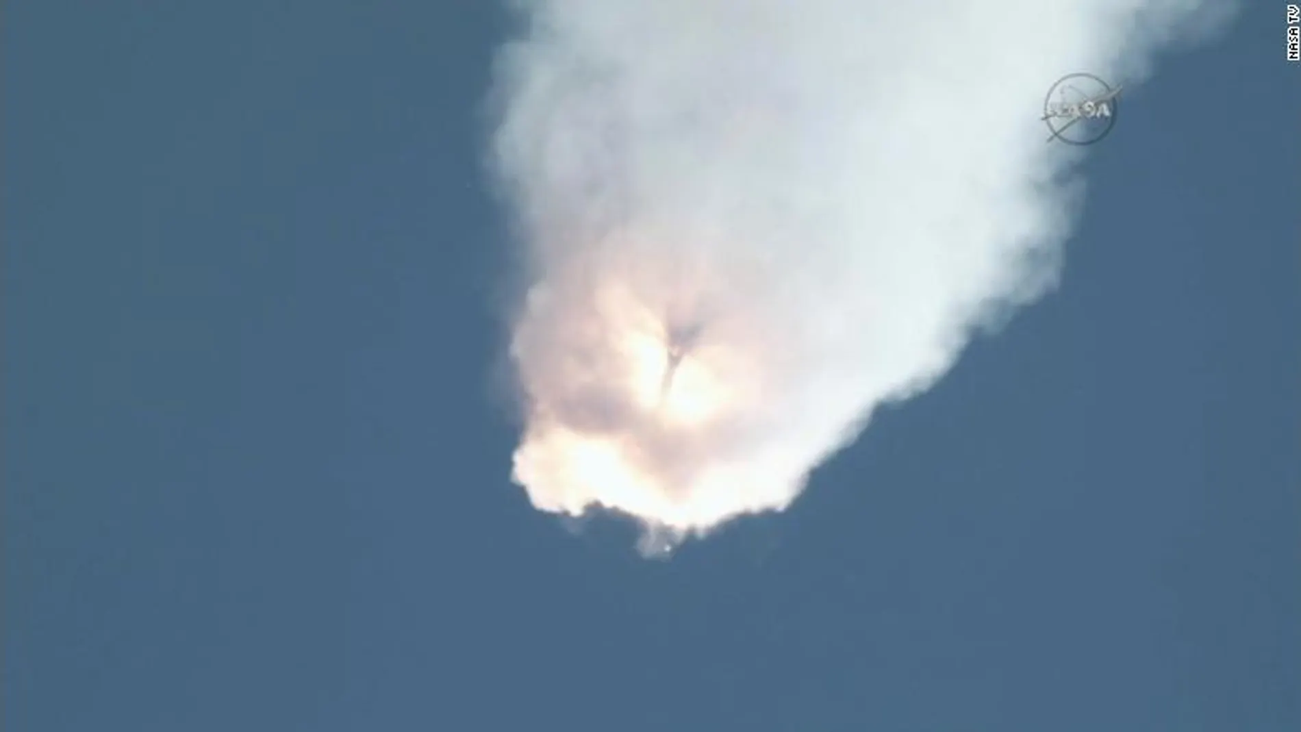 Explosión de la nave espacial SpaceX Falcon 9 en pleno despegue Explosión de la nave espacial SpaceX Falcon 9 en pleno despegue