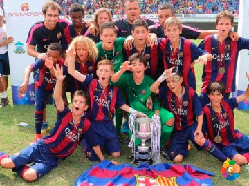 Los alevines del Barça celebran el título