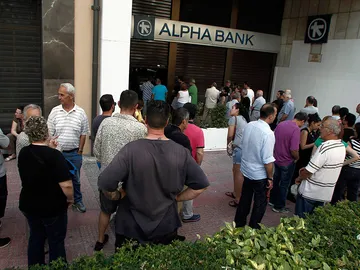 Griegos haciendo cola frente a un cajero Griegos haciendo cola frente a un cajero
