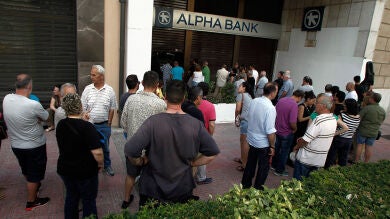 La CE asegura que la imposición de controles de capital en Grecia está justificada