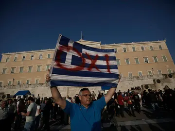 Varias personas a favor del no en el referéndum se manifiestan en la plaza Syntagma Varias personas a favor del no en el referéndum se manifiestan en la plaza Syntagma