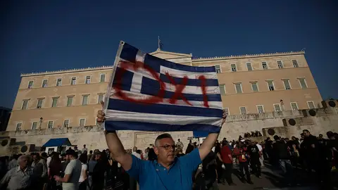 Varias personas a favor del no en el referéndum se manifiestan en la plaza Syntagma Varias personas a favor del no en el referéndum se manifiestan en la plaza Syntagma