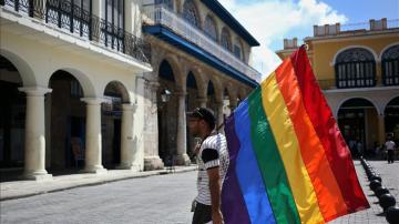 Un activista con una bandera del arco iris, símbolo de la comunidad gay