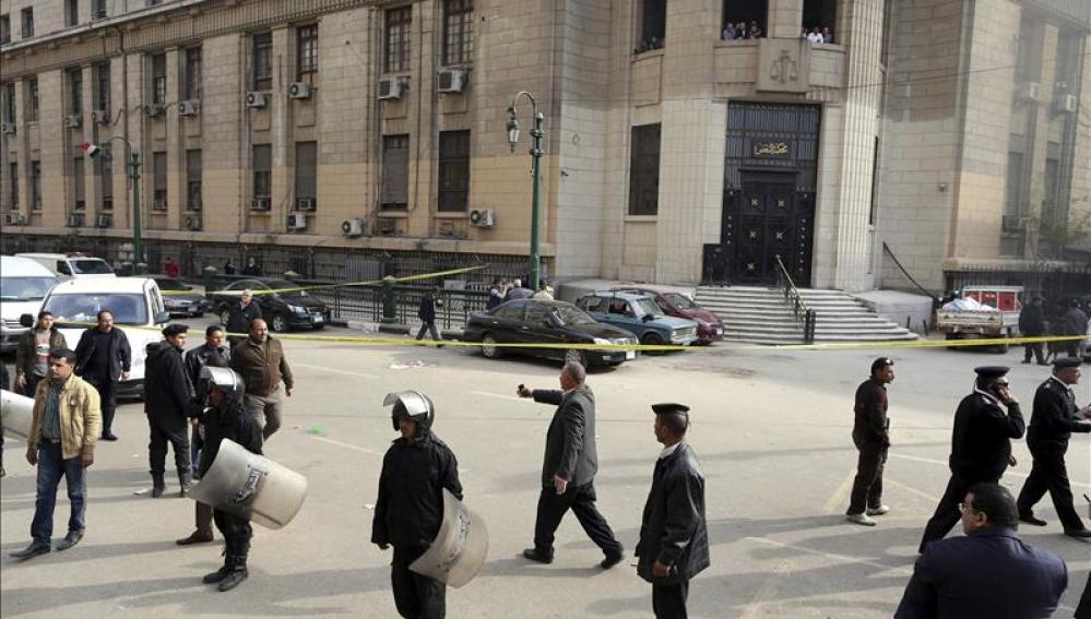Efectivos de la policía tras la explosión de una bomba el pasado mes de marzo