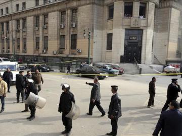 Efectivos de la policía tras la explosión de una bomba el pasado mes de marzo