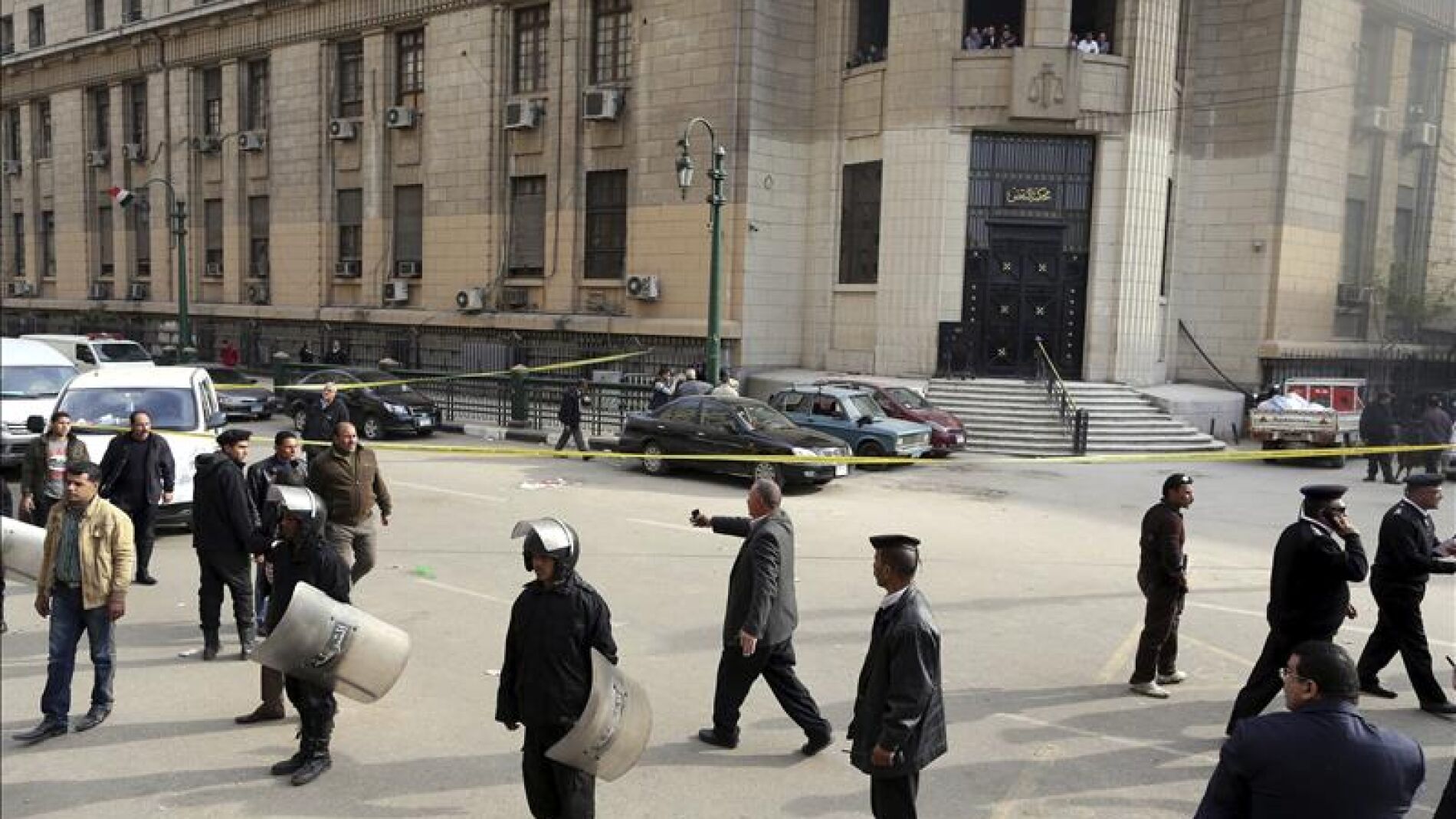 Efectivos de la polic&iacute;a tras la explosi&oacute;n de una bomba el pasado mes de marzo