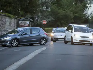 Un convoy policial traslada al sospechoso Un convoy policial traslada al sospechoso