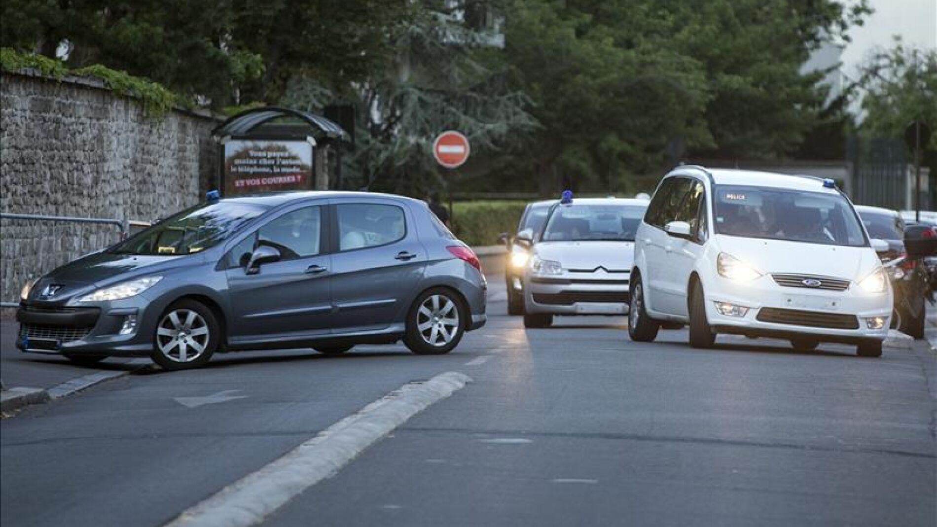 Un convoy policial traslada al sospechoso