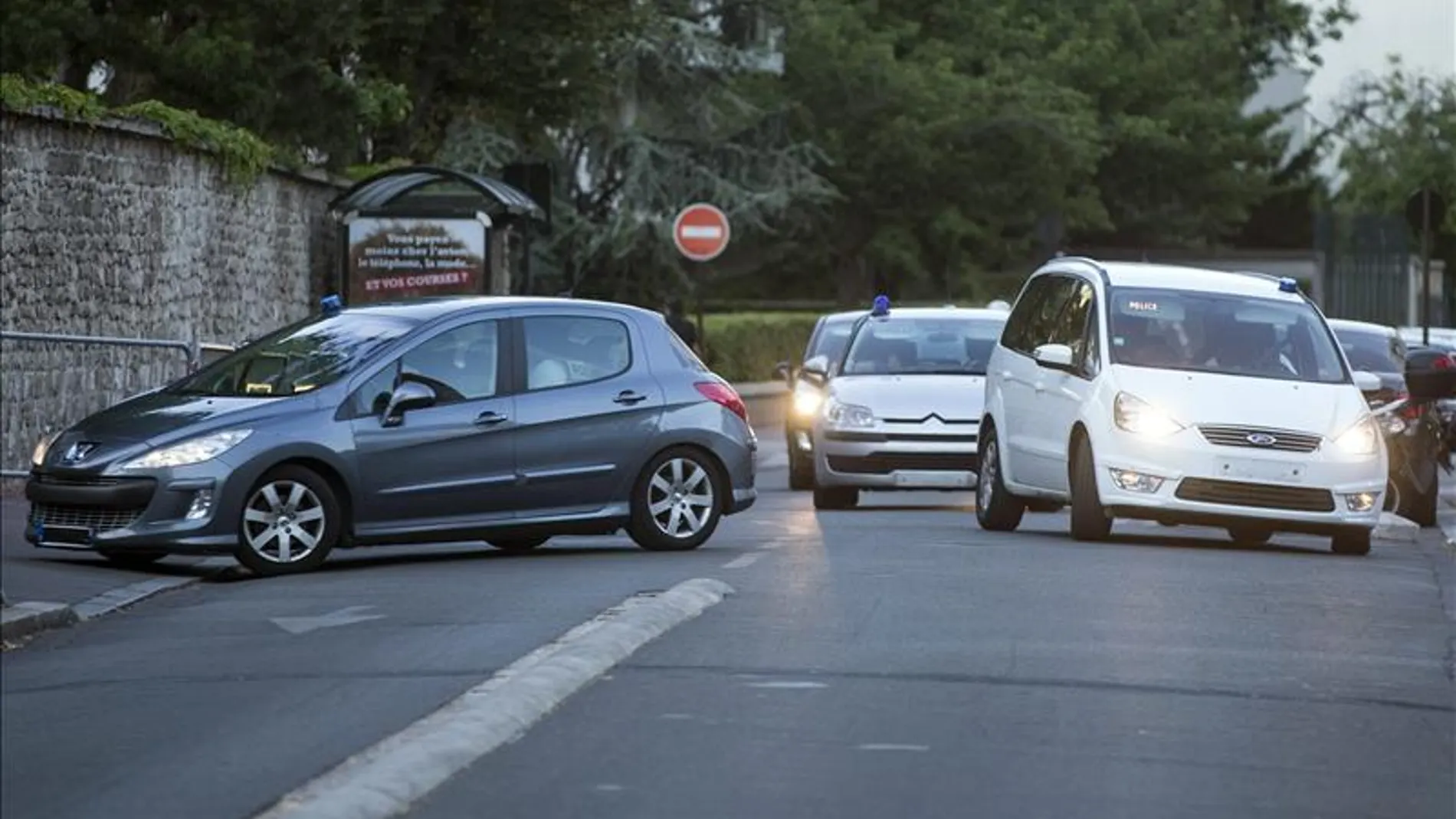 Un convoy policial traslada al sospechoso Un convoy policial traslada al sospechoso