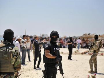 Efectivos de las Fuerzas de Seguridad tunecinas vigilan la playa donde se produjo el atentado