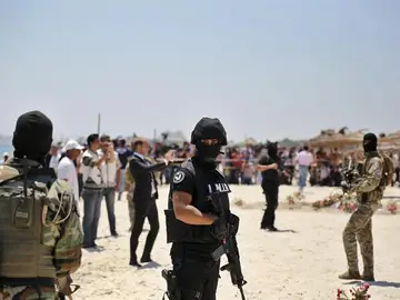 Efectivos de las Fuerzas de Seguridad tunecinas vigilan la playa donde se produjo el atentado Efectivos de las Fuerzas de Seguridad tunecinas vigilan la playa donde se produjo el atentado