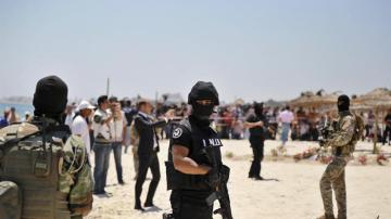 Efectivos de las Fuerzas de Seguridad tunecinas vigilan la playa donde se produjo el atentado