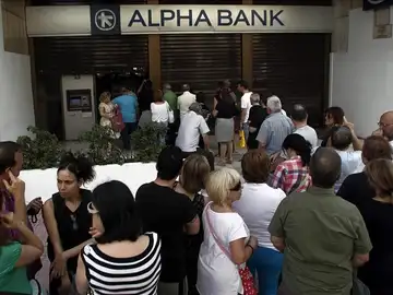 Los bancos griegos cerrarán hasta 6 julio y sólo se podrá sacar 60 euros diarios Los bancos griegos cerrarán hasta 6 julio y sólo se podrá sacar 60 euros diarios