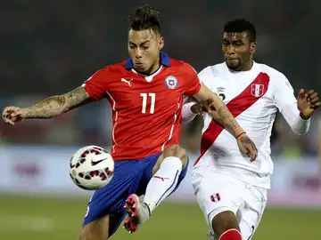El delantero chileno Eduardo Vargas ante el centrocampista peruano Carlos Antonio Ascues. El delantero chileno Eduardo Vargas ante el centrocampista peruano Carlos Antonio Ascues.