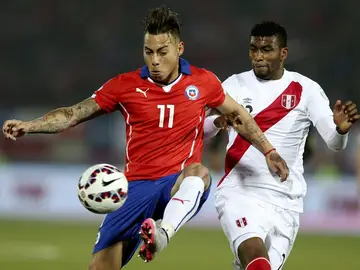 El delantero chileno Eduardo Vargas ante el centrocampista peruano Carlos Antonio Ascues. El delantero chileno Eduardo Vargas ante el centrocampista peruano Carlos Antonio Ascues.