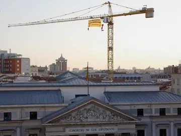 Greenpeace, en una grúa sobre el Congreso Greenpeace, en una grúa sobre el Congreso